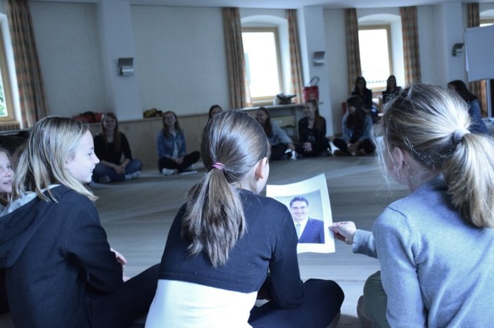 Begrüßung der Grundschülerinnen im Musikraum unserer Schule