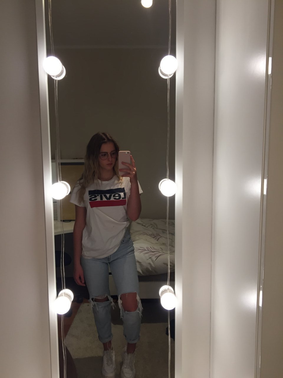 Alltags-Look: Jeans, weißes T-Shirt, weiße Sneakers