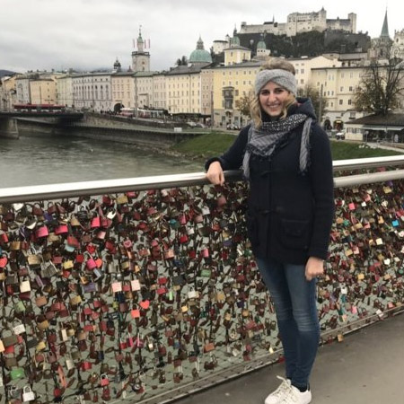 Anna Lena Huber am Marko-Feingold-Steg in Salzburg