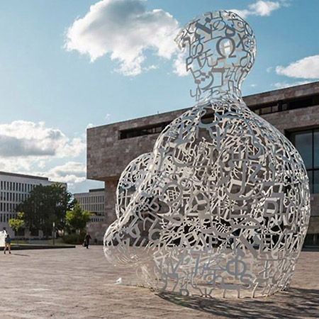 Statue vor der Goethe-Universität in Frankfurt am Main