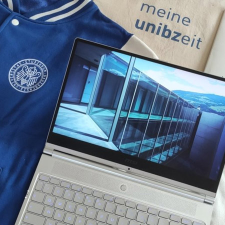 Laptop und Jacket der Freien Universität Bozen