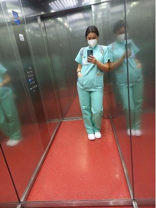 Emily Mulas im Aufzug des Krankenhauses von Bozen