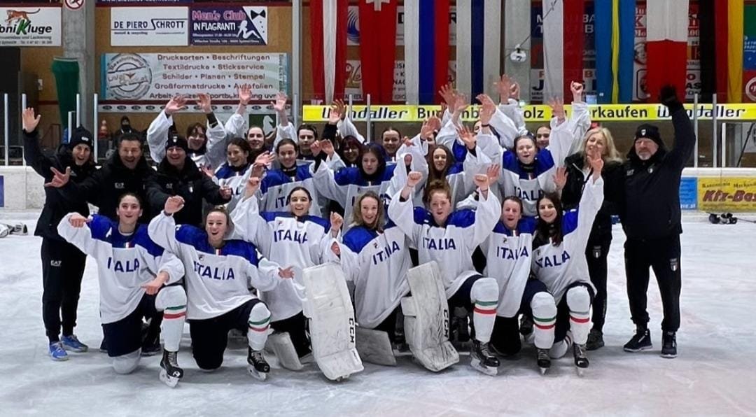 Gruppenfoto U16-Frauen-Team Eishockey