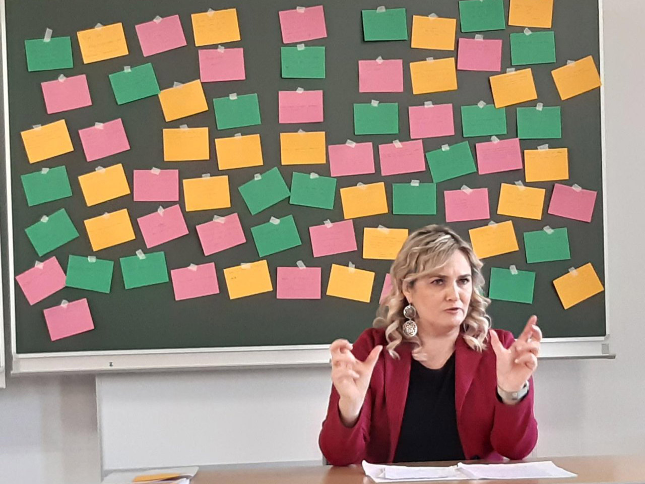 Renate Gebhard spricht zur Klasse