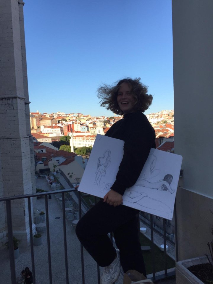 Karolina Firmian mit ihrem Zeichenblock