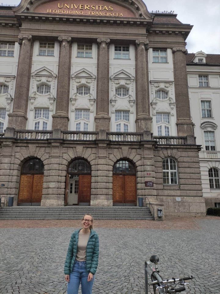 Sarah Delvai vor der Universitas Leopoldino Franciscea