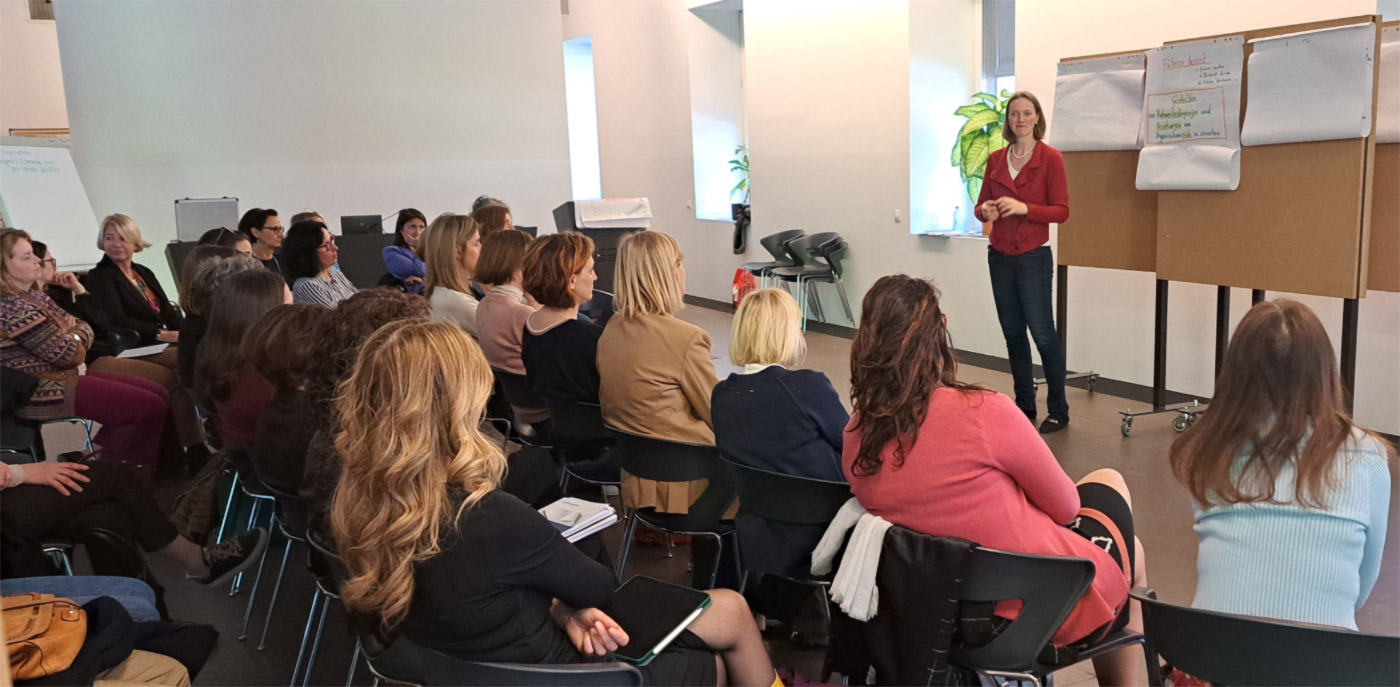 Theologin Magdalena M. Holztrattner spricht beim Netzwerktreffen weiblicher Führungskräfte